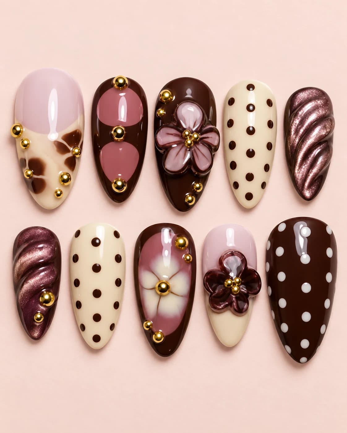 Cocoa Bloom: muestra de diez uñas sobre fondo rosa