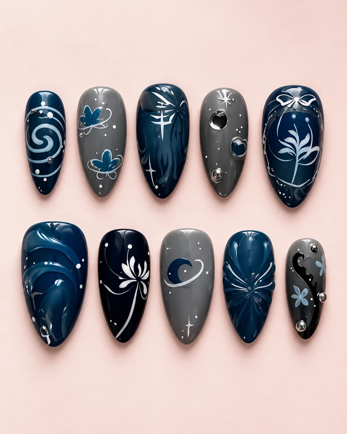 Midnight Bloom: muestra de diez uñas sobre fondo rosa