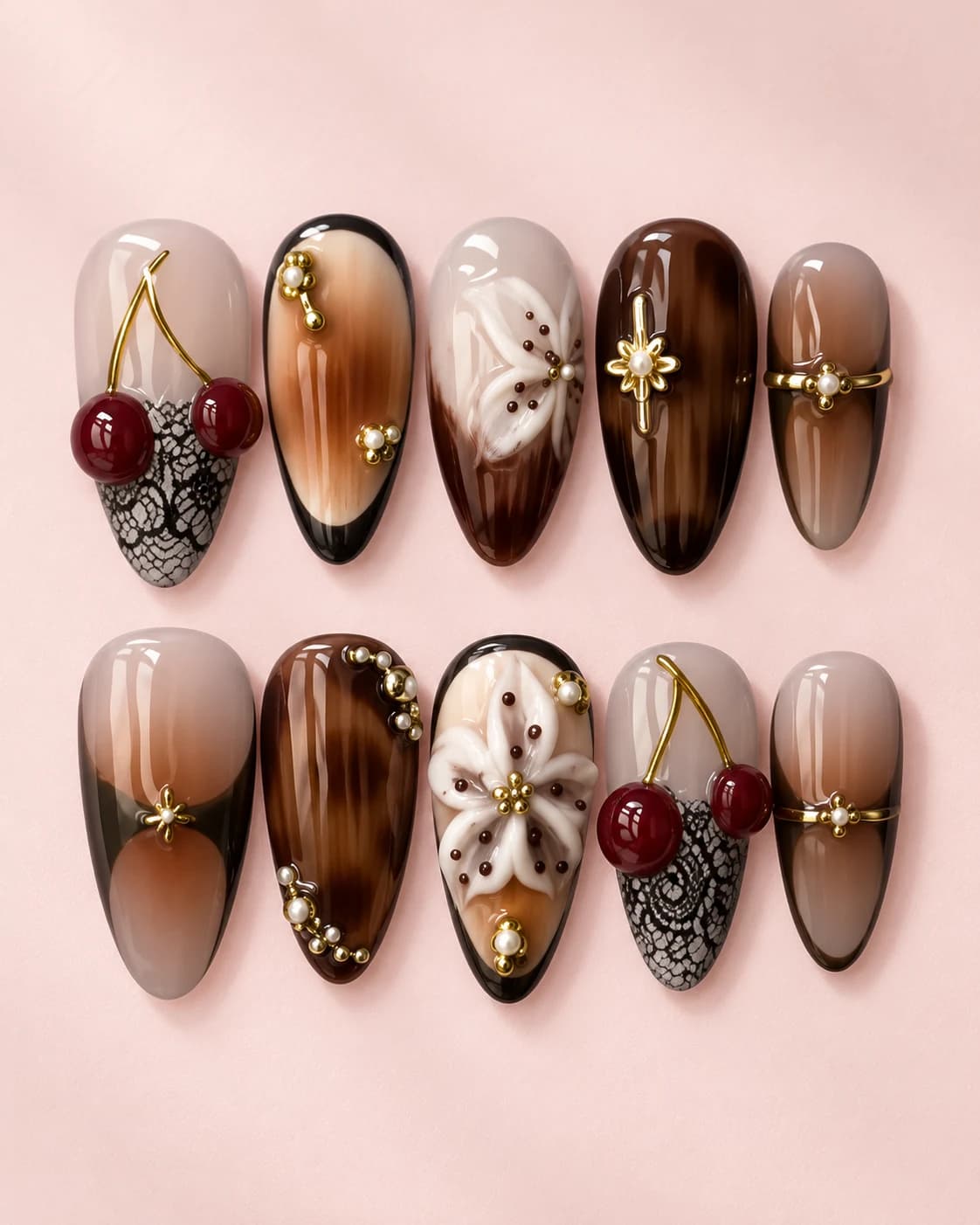 Mocha Charm: muestra de diez uñas sobre fondo rosa