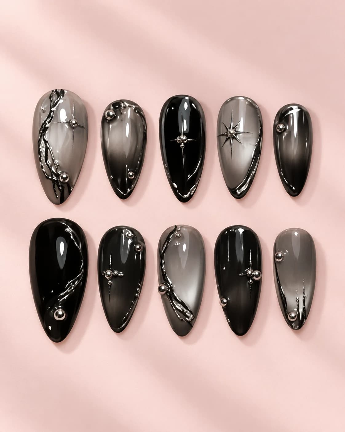 Noir Chrome: muestra de diez uñas sobre fondo rosa